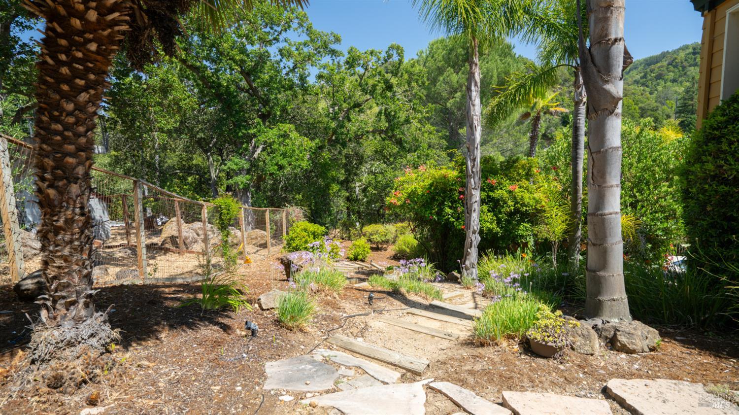 6 Leona Dr