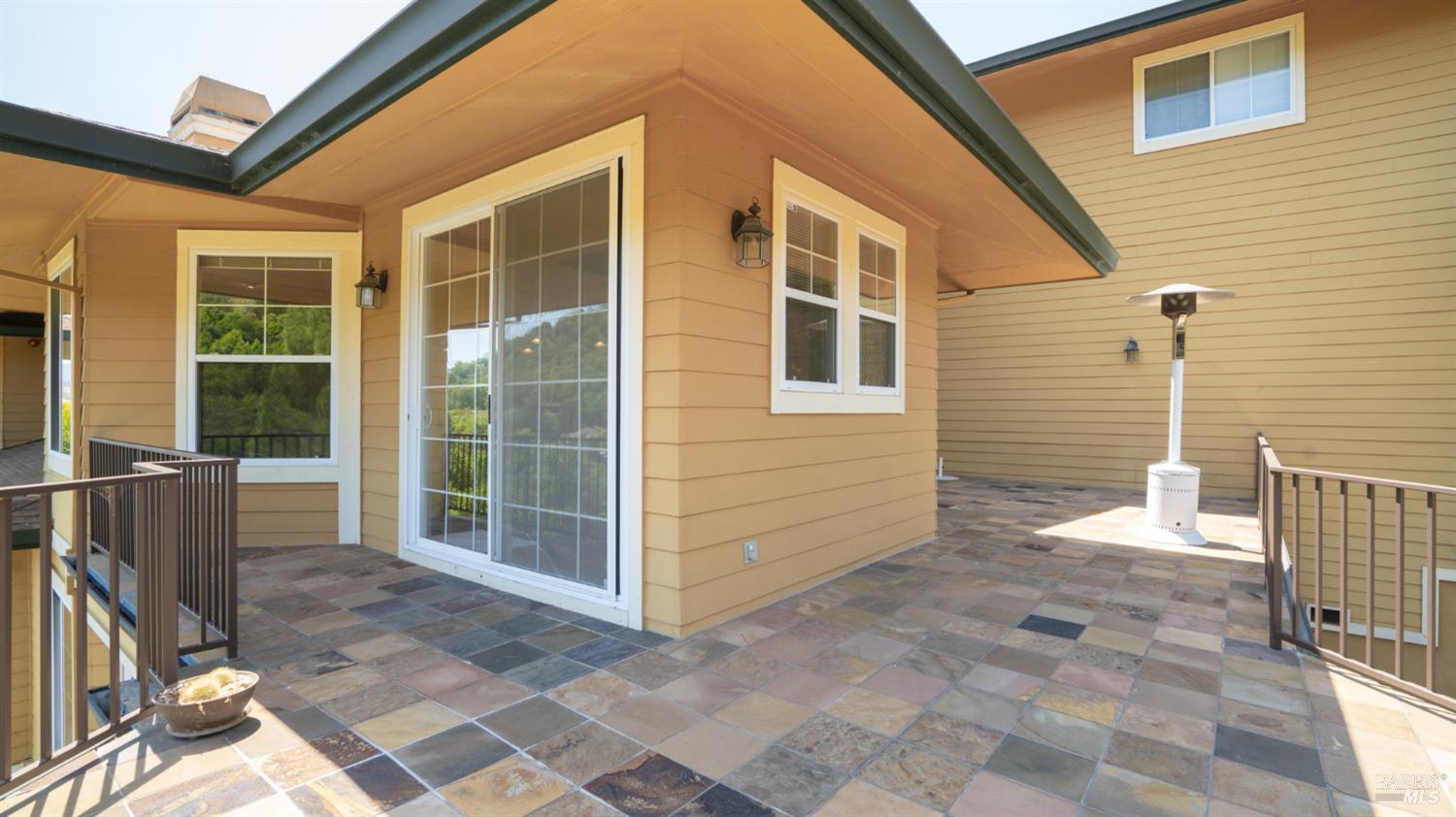 6 Leona Dr