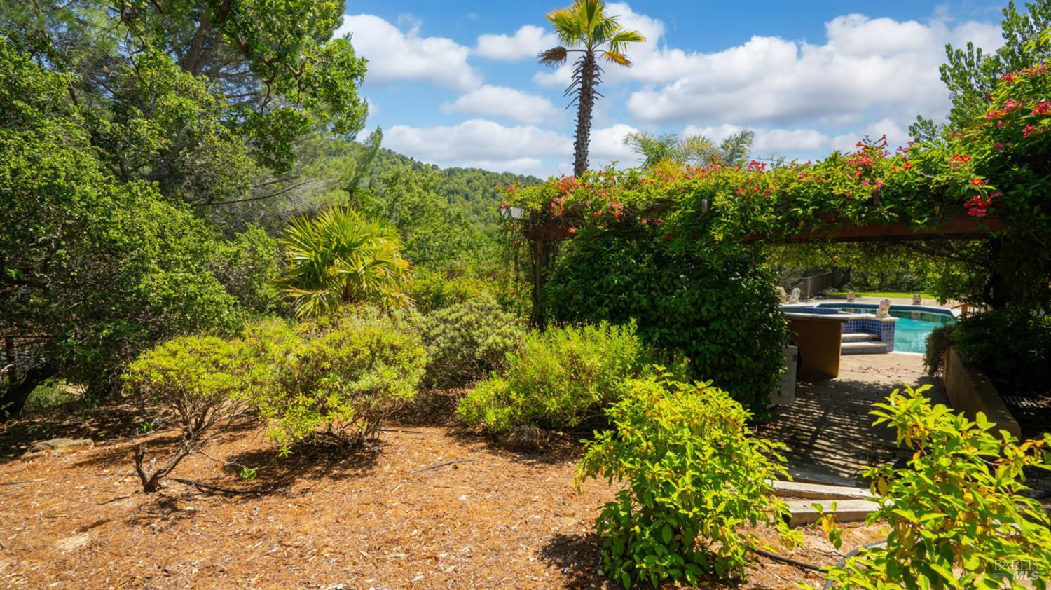 6 Leona Dr