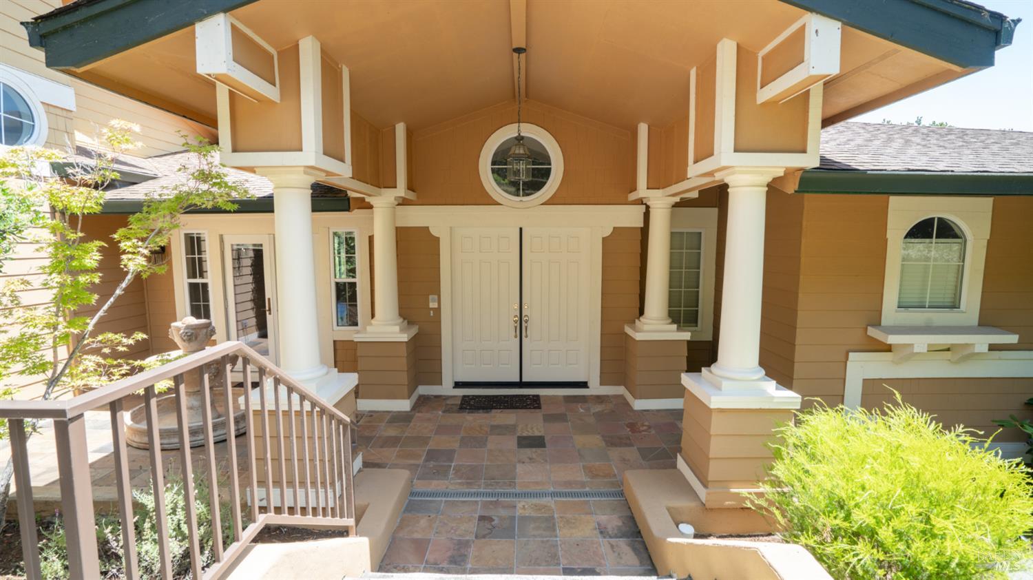 6 Leona Dr
