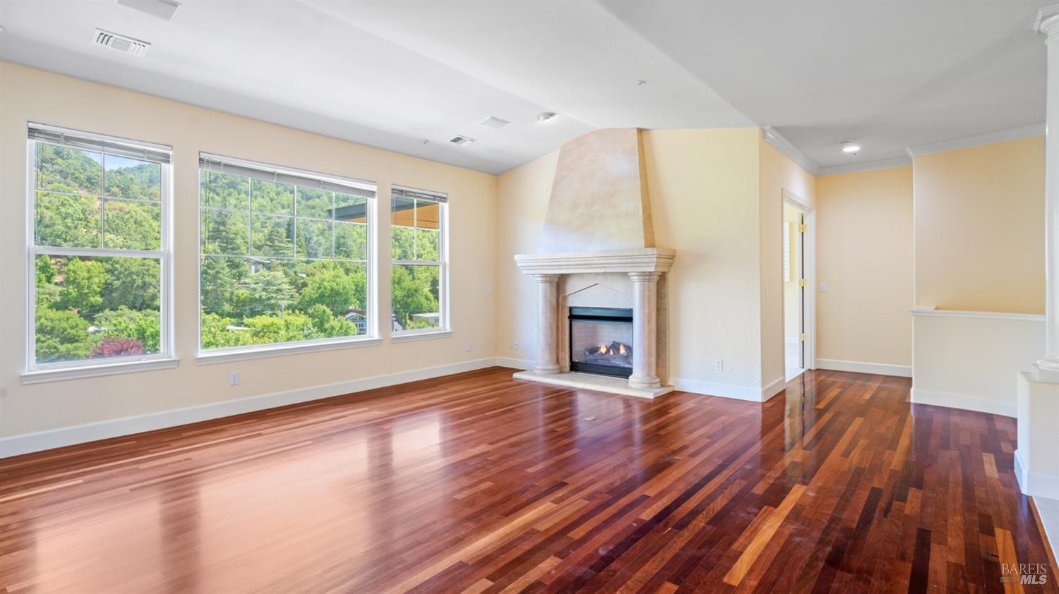 6 Leona Dr