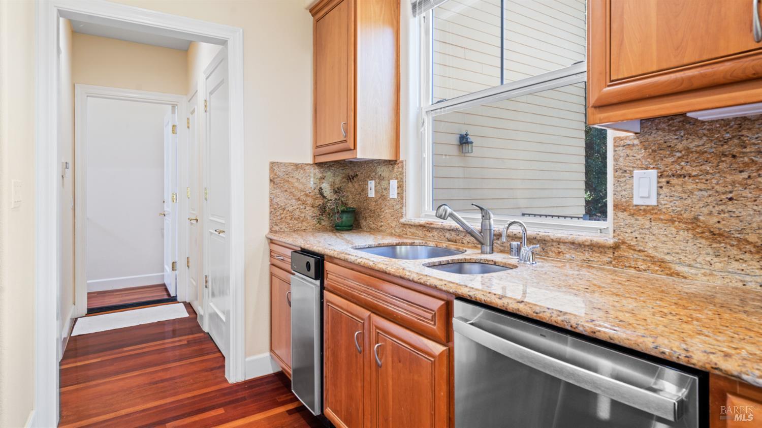 6 Leona Dr