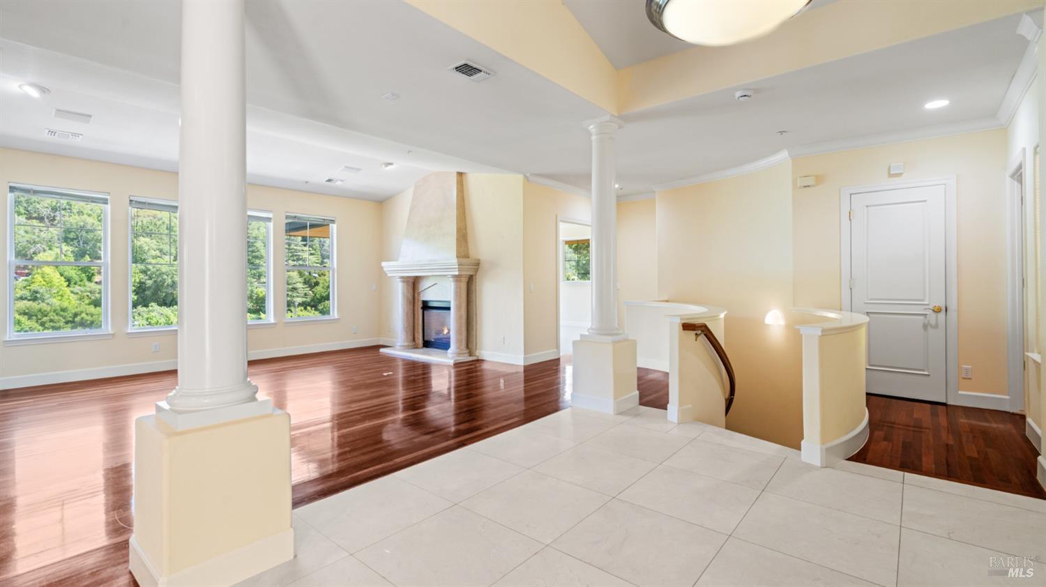 6 Leona Dr