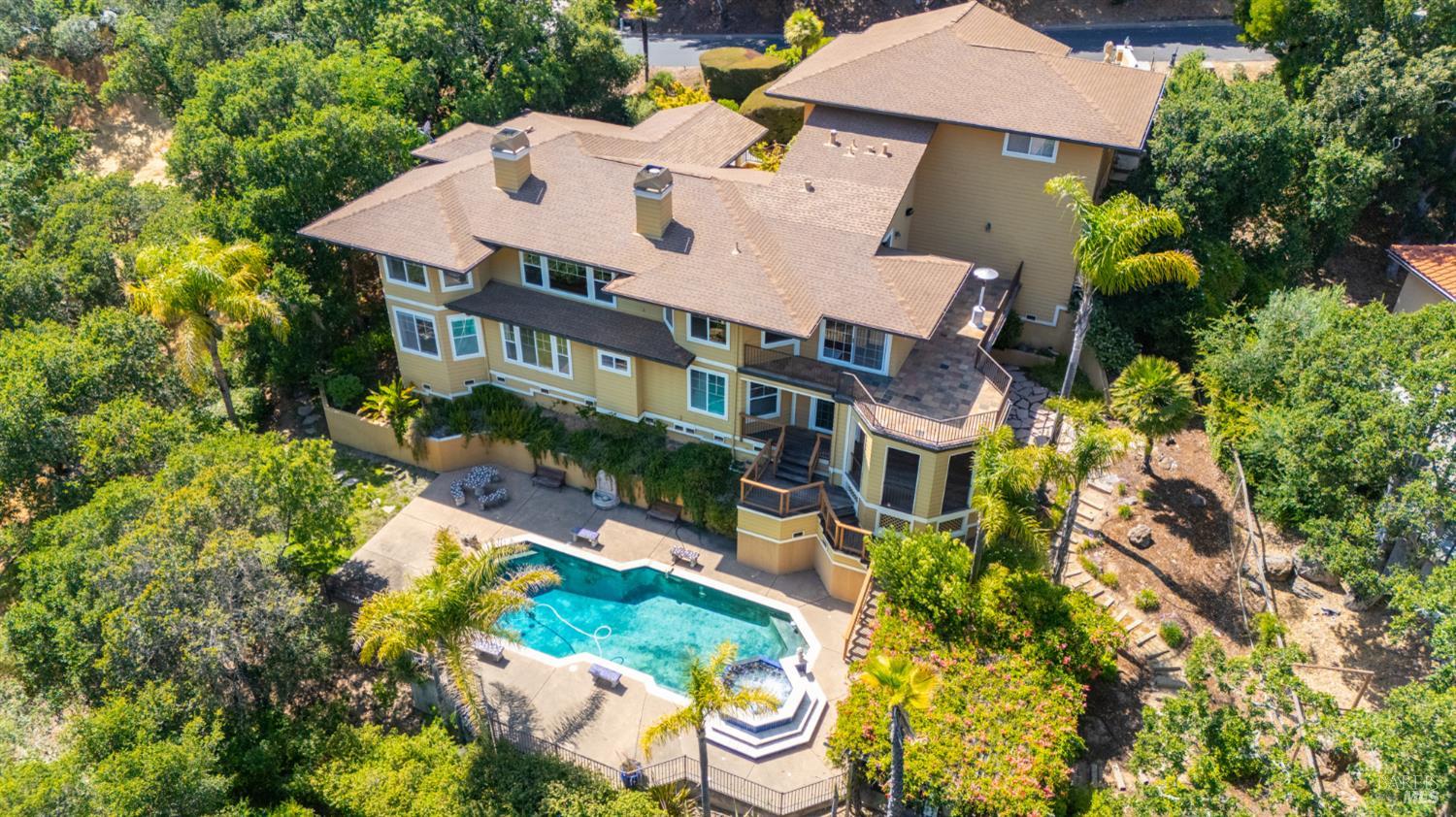 6 Leona Dr