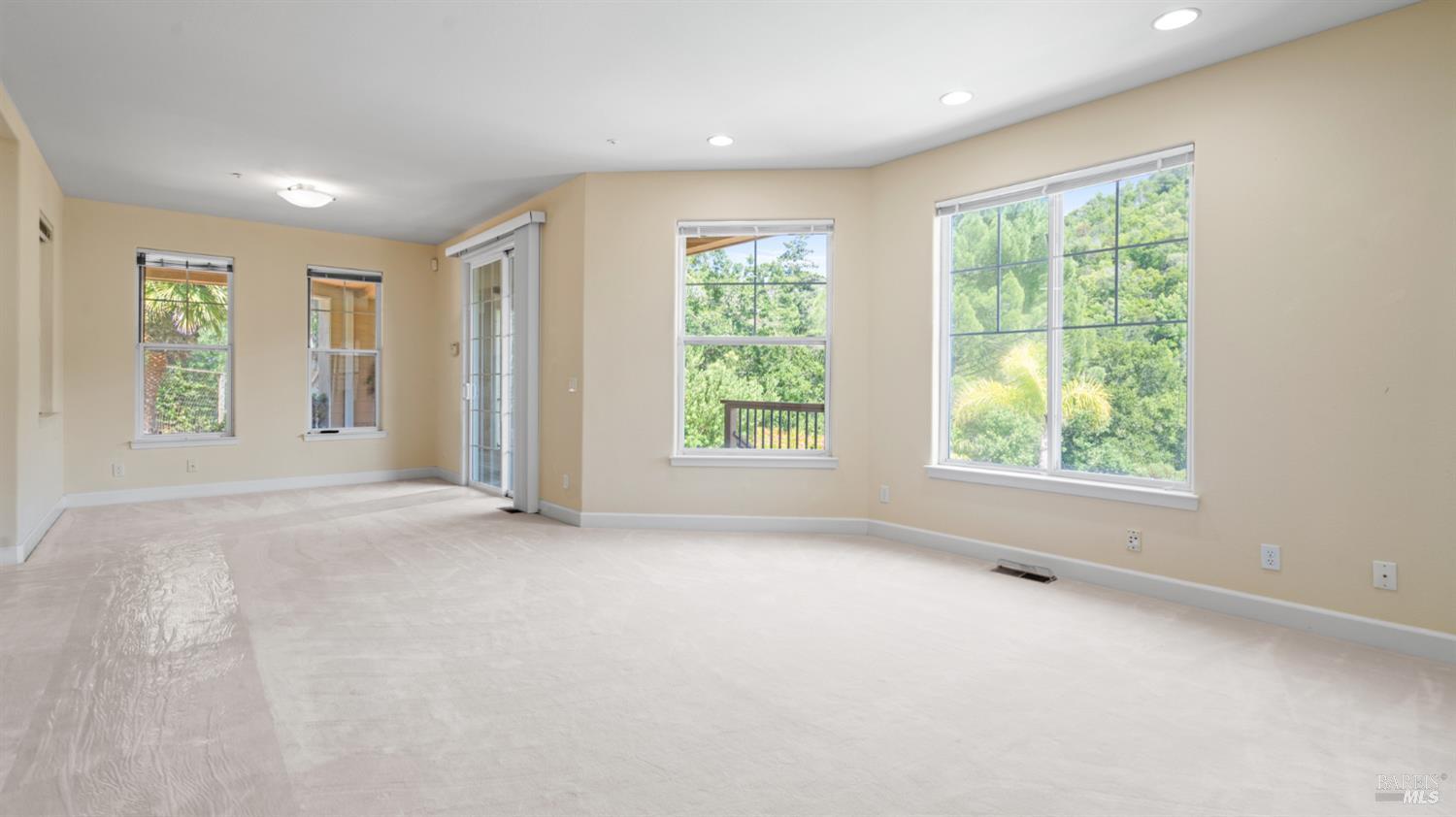 6 Leona Dr