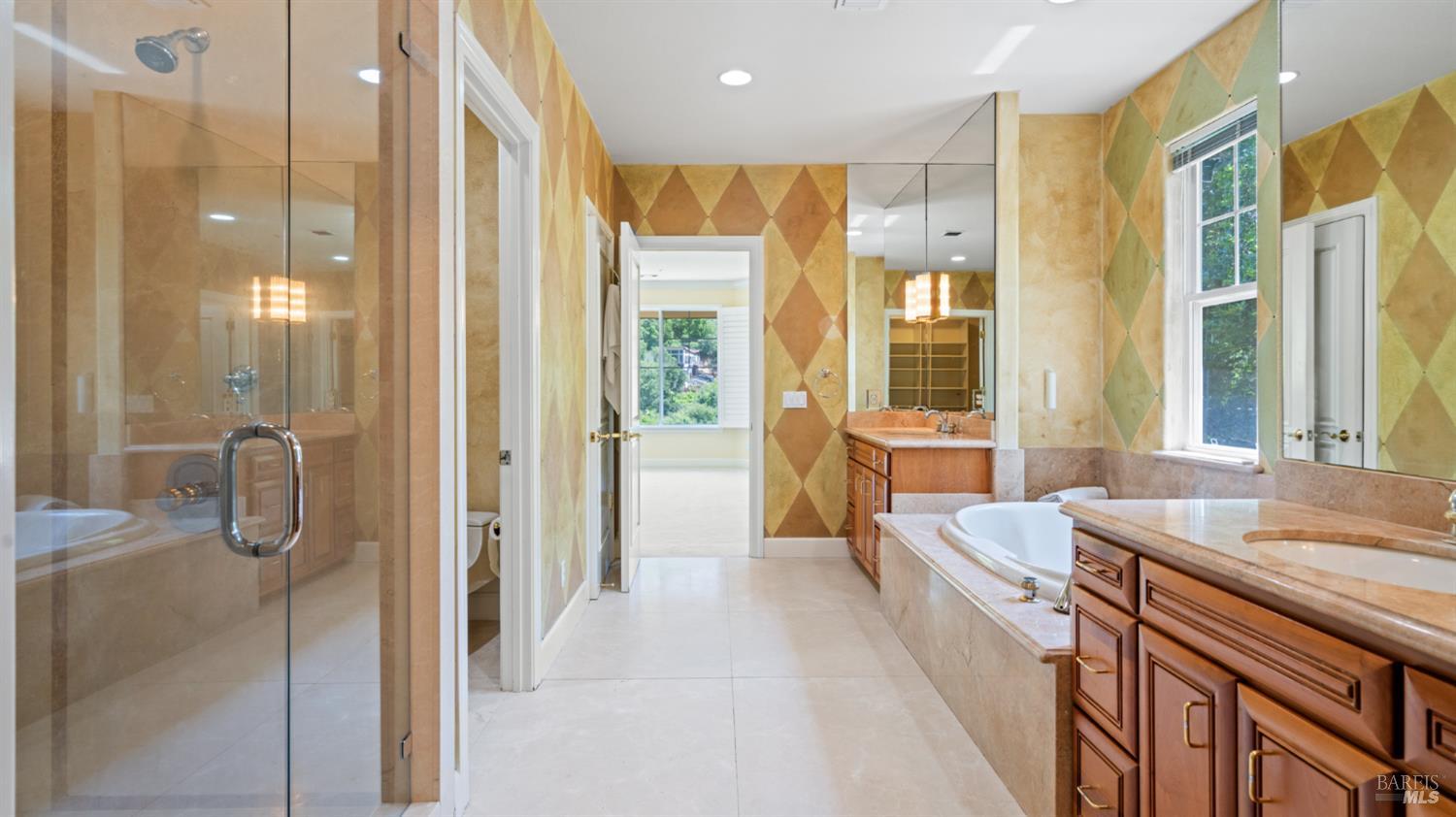 6 Leona Dr