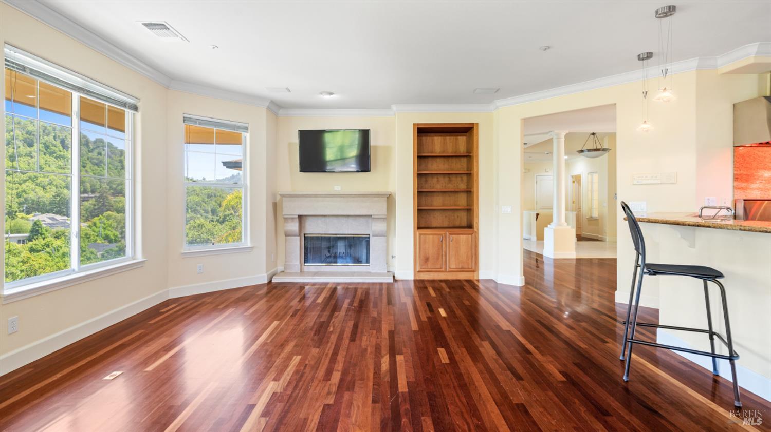 6 Leona Dr
