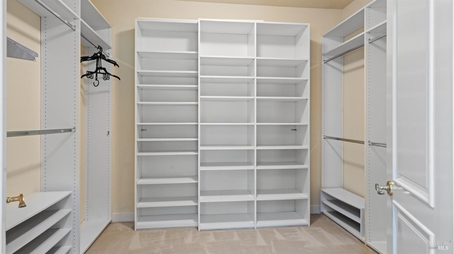 6 Leona Dr