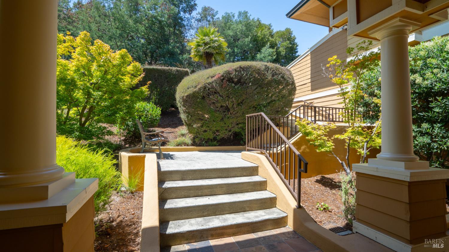 6 Leona Dr