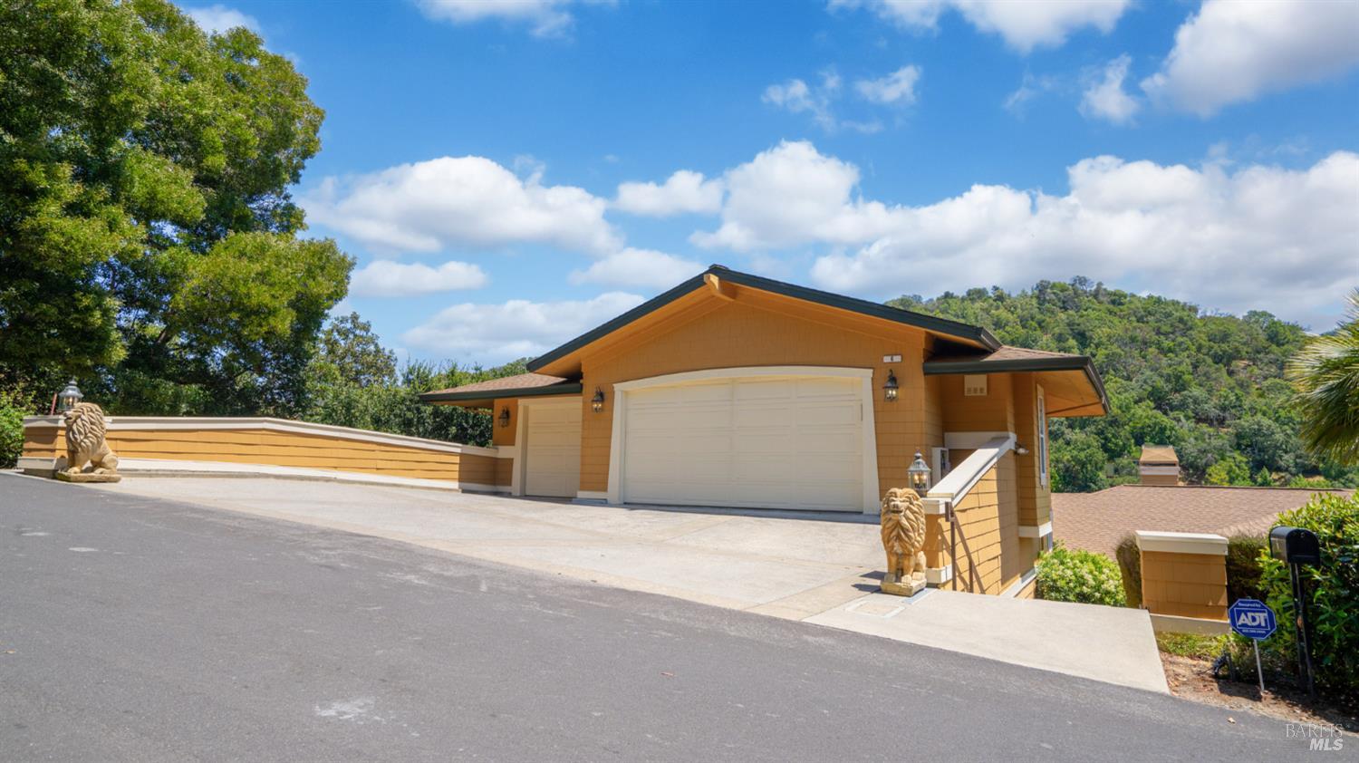6 Leona Dr