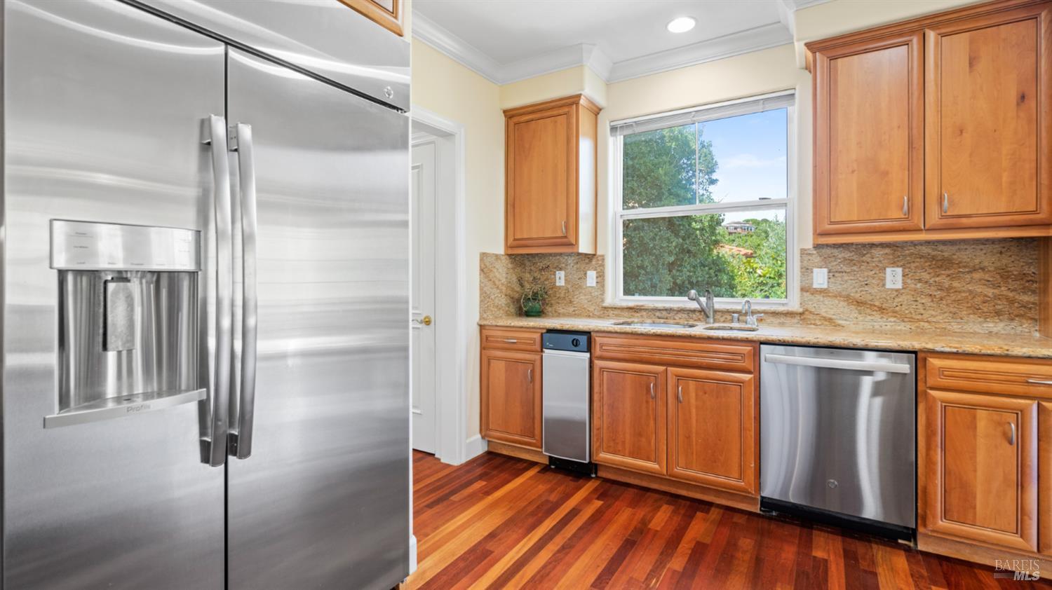 6 Leona Dr
