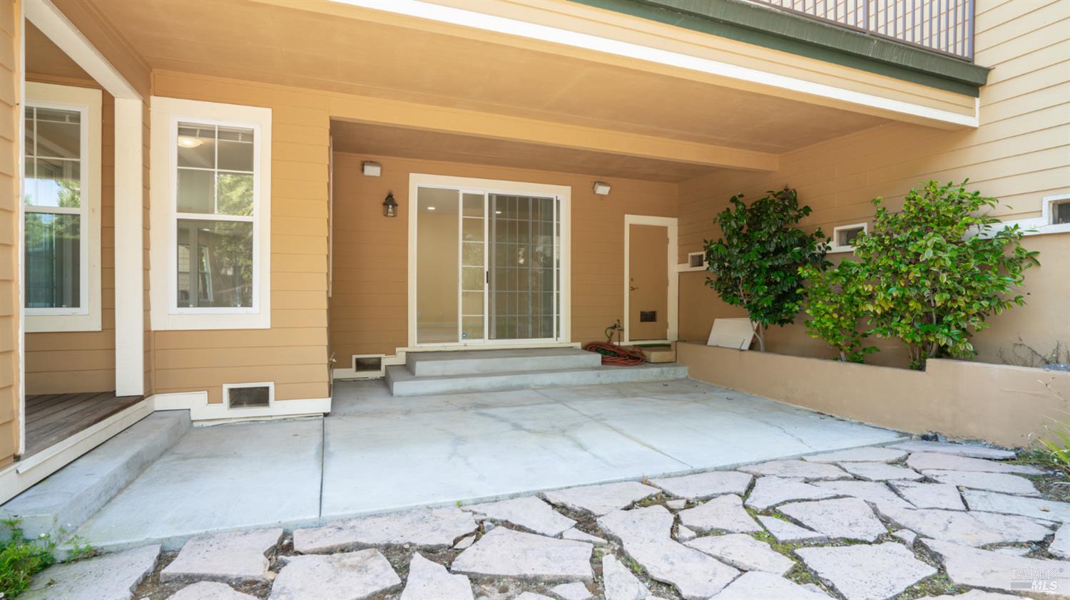 6 Leona Dr