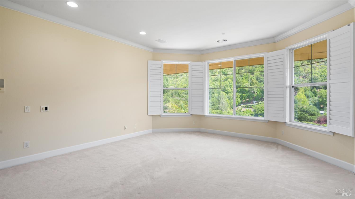 6 Leona Dr