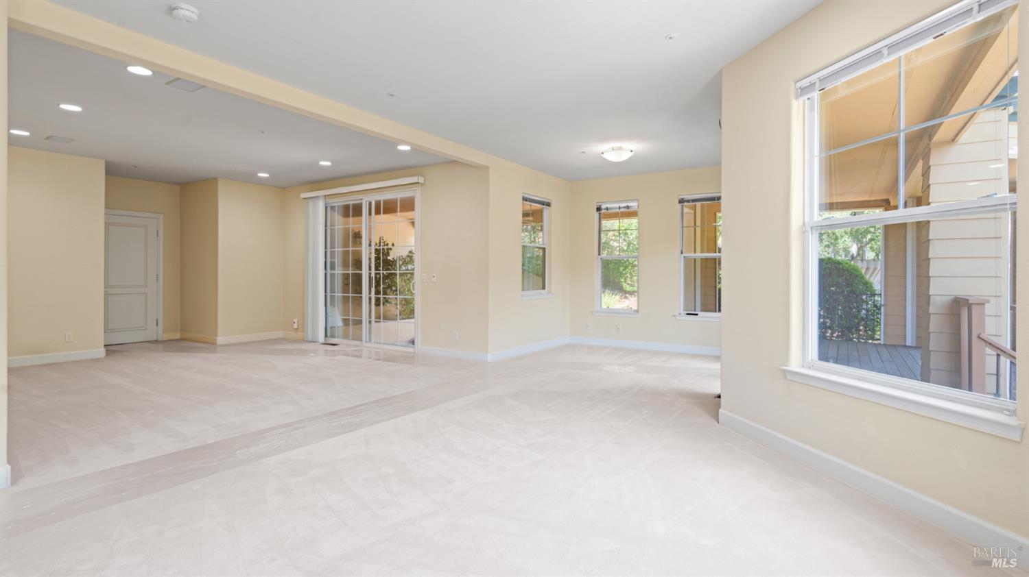 6 Leona Dr
