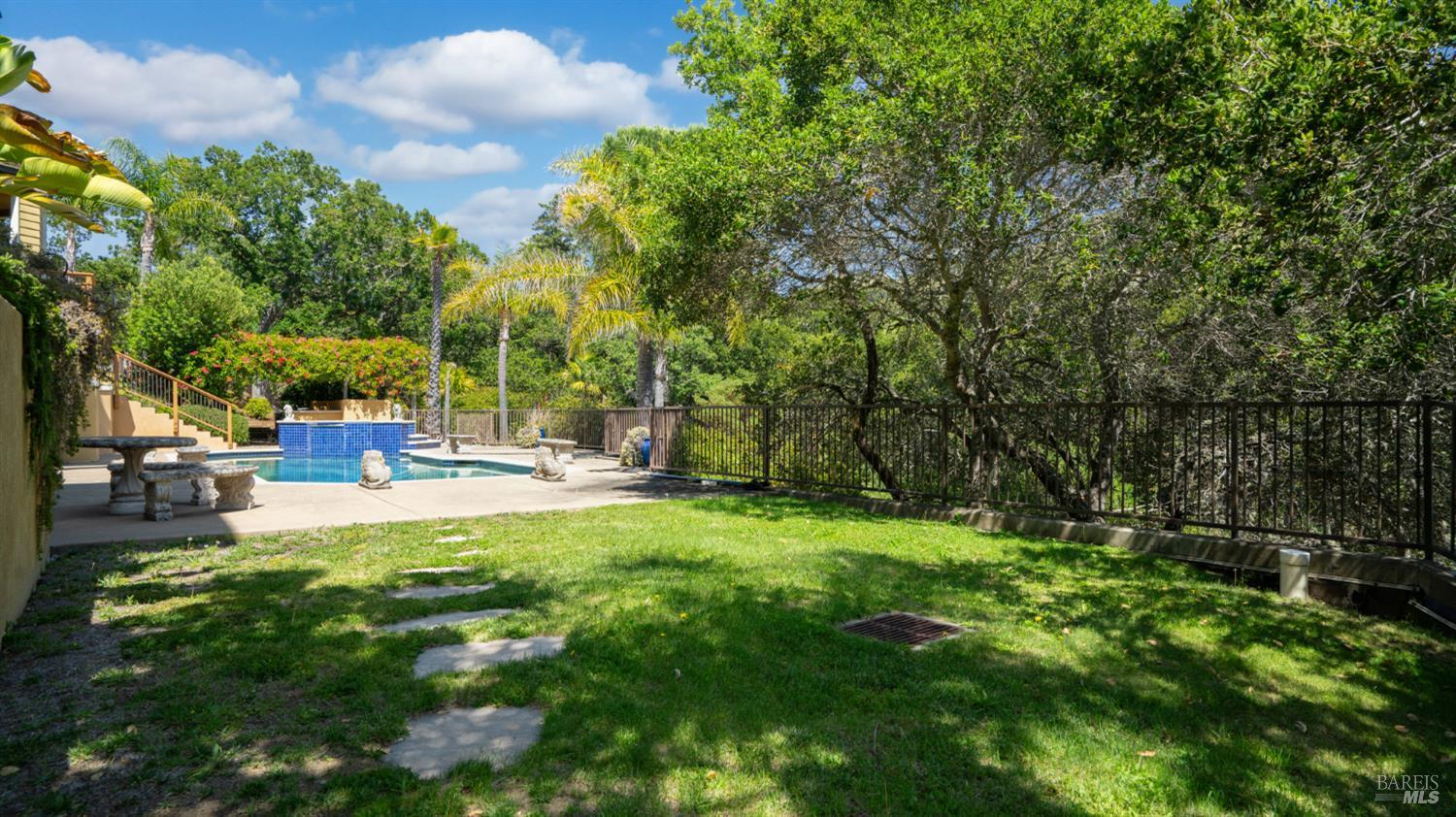 6 Leona Dr