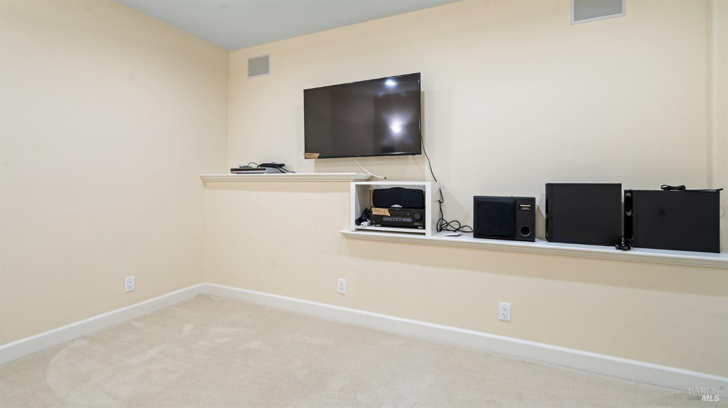 6 Leona Dr