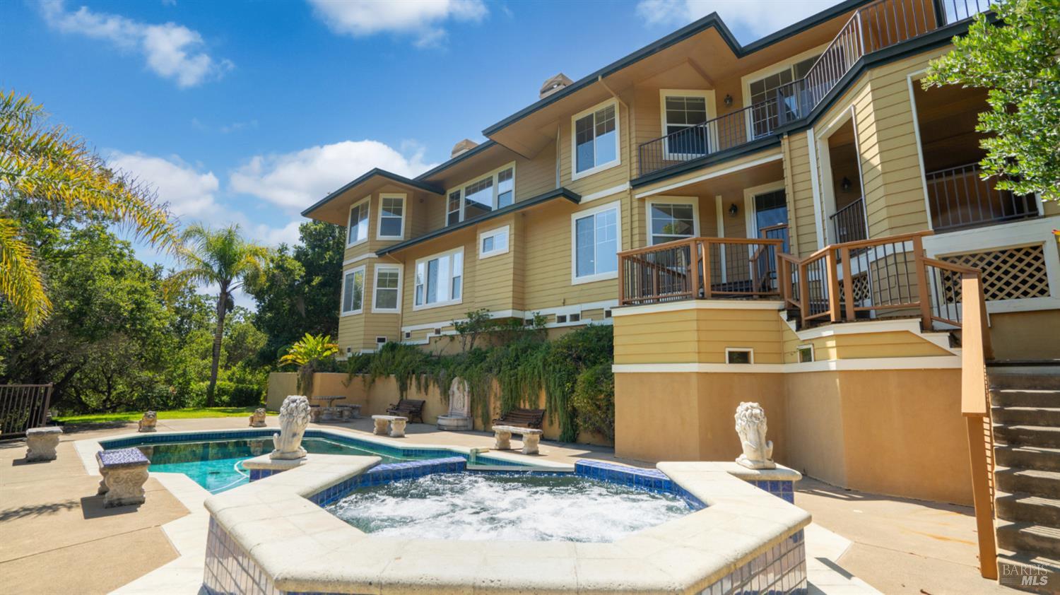6 Leona Dr