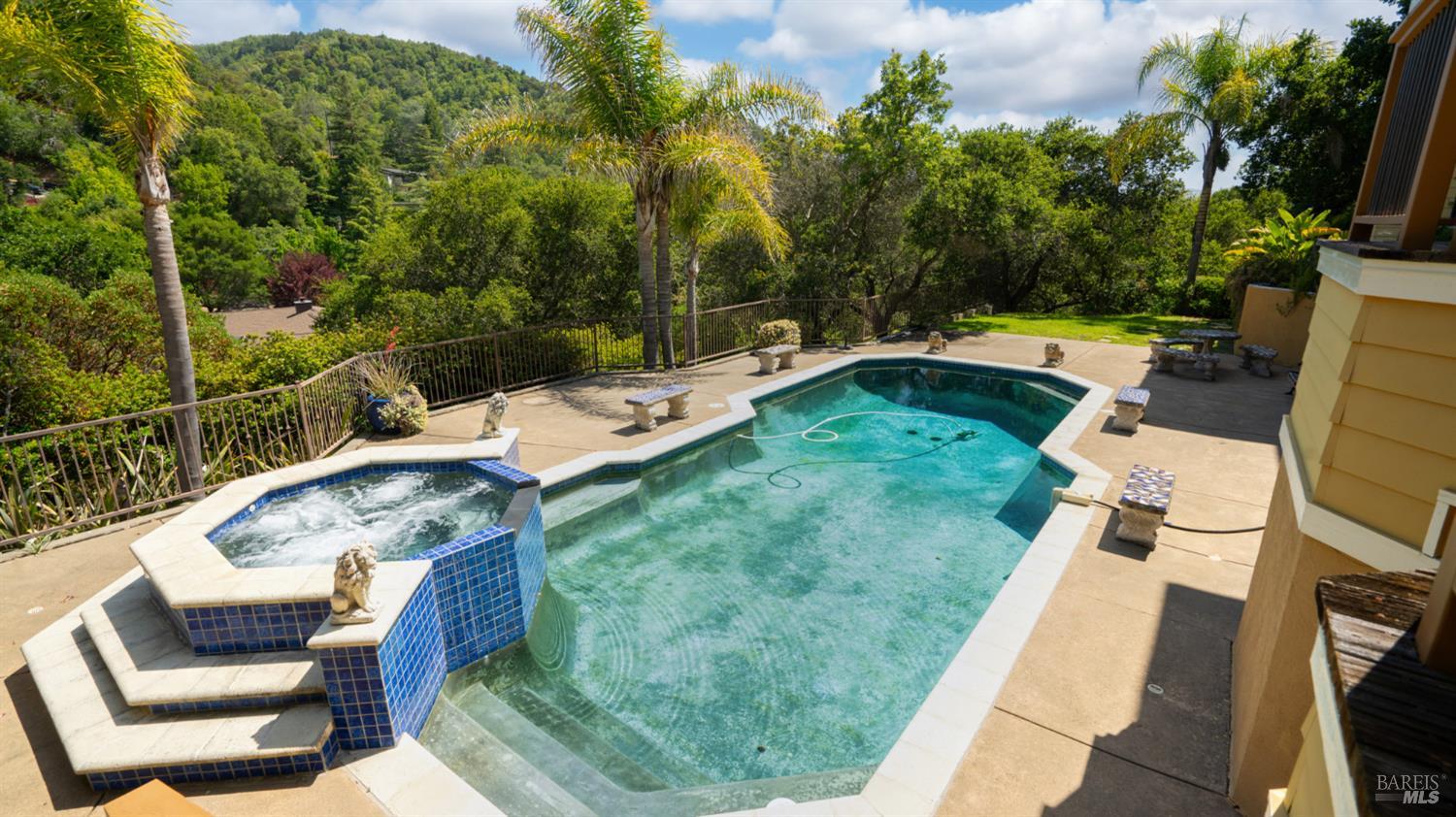 6 Leona Dr