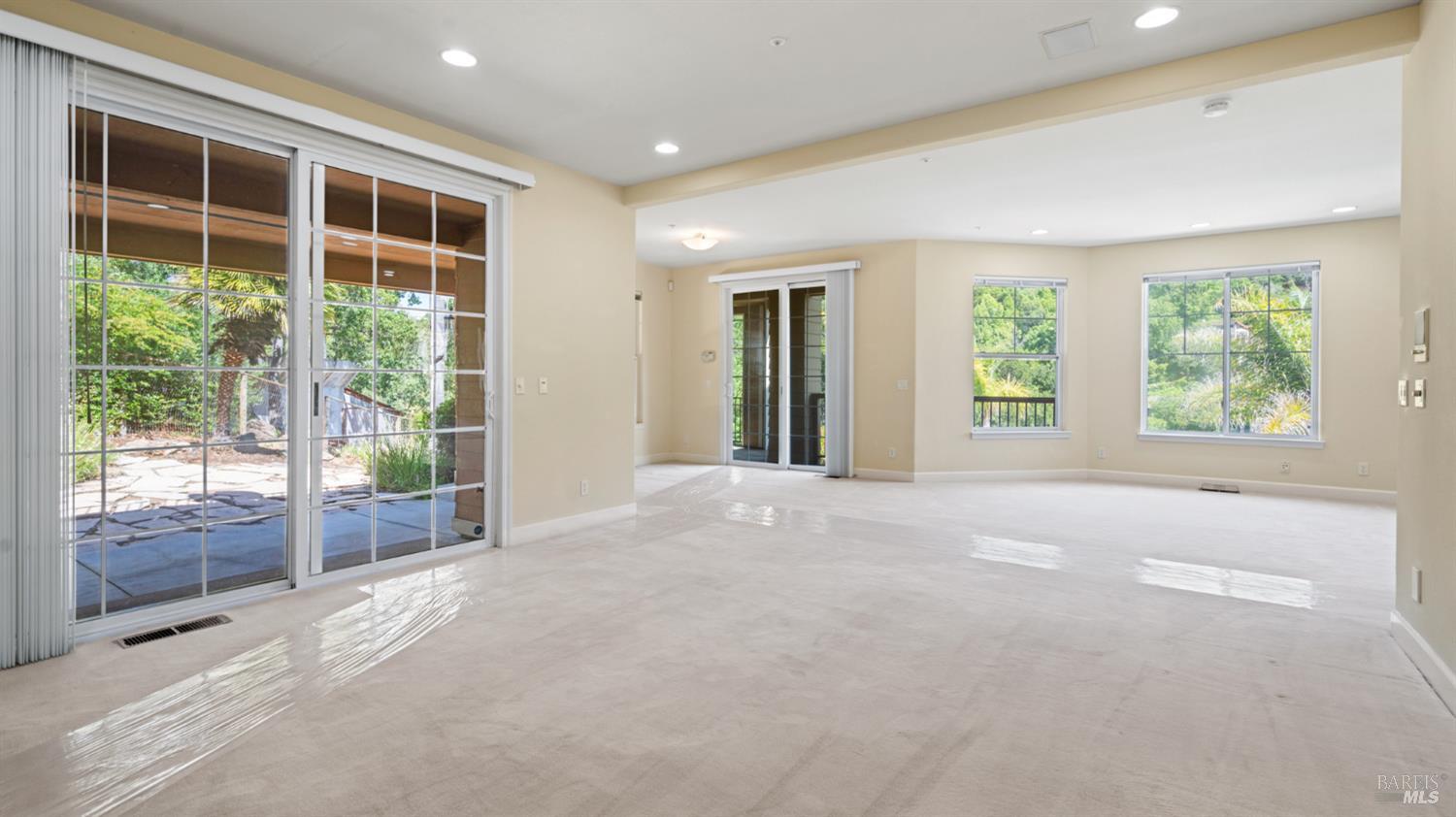 6 Leona Dr