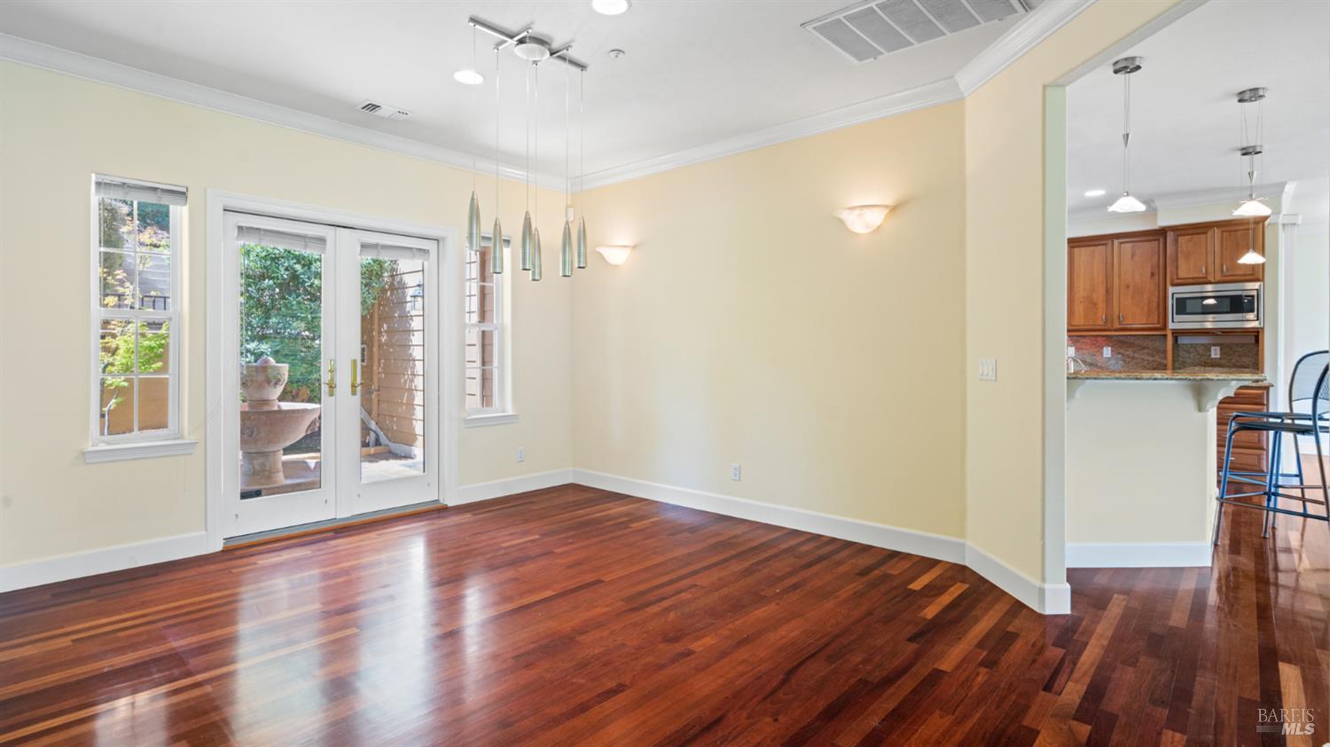 6 Leona Dr