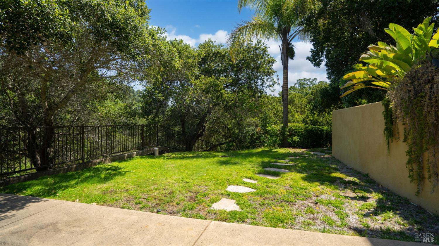 6 Leona Dr