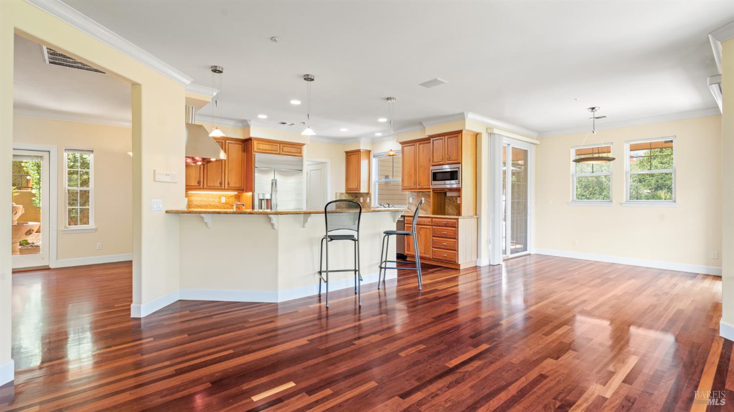 6 Leona Dr