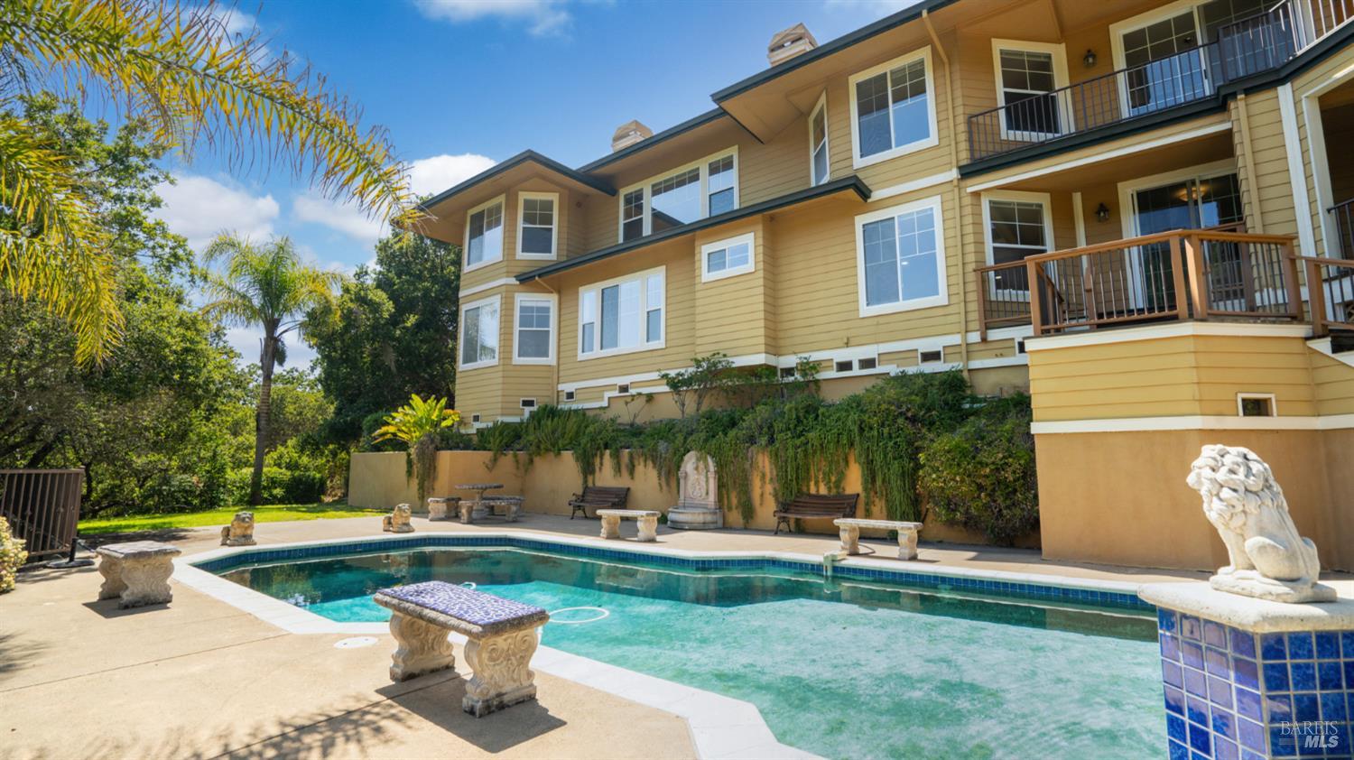 6 Leona Dr