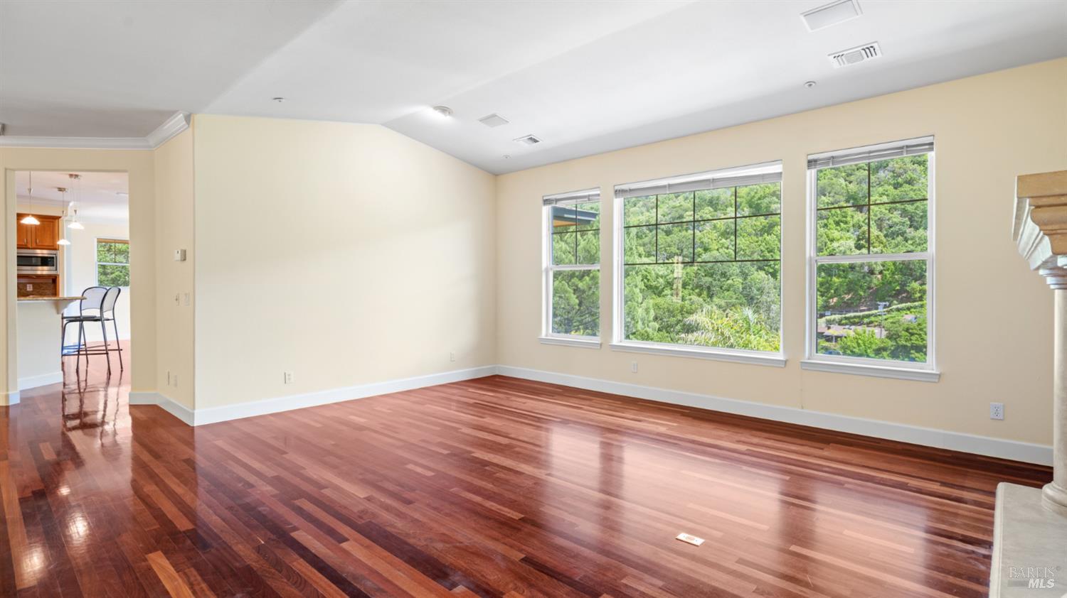 6 Leona Dr