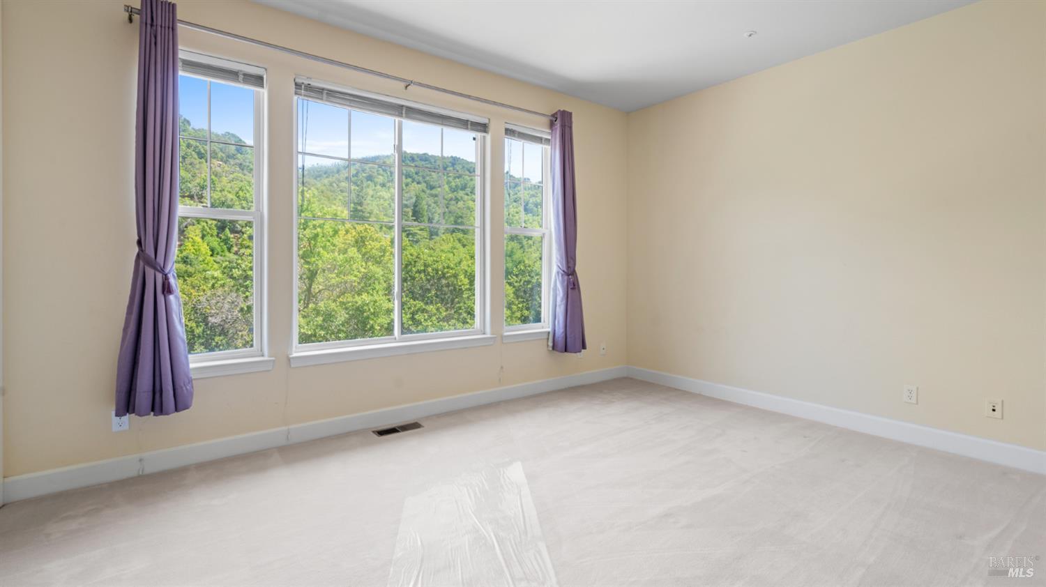 6 Leona Dr