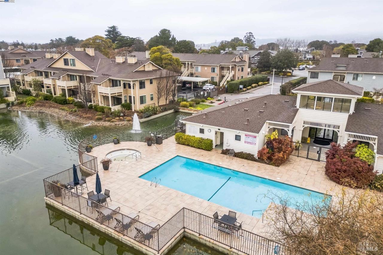235 Shoreline Ct