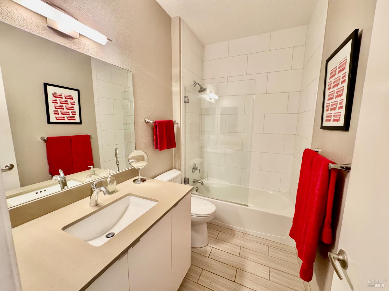 235 Shoreline Ct