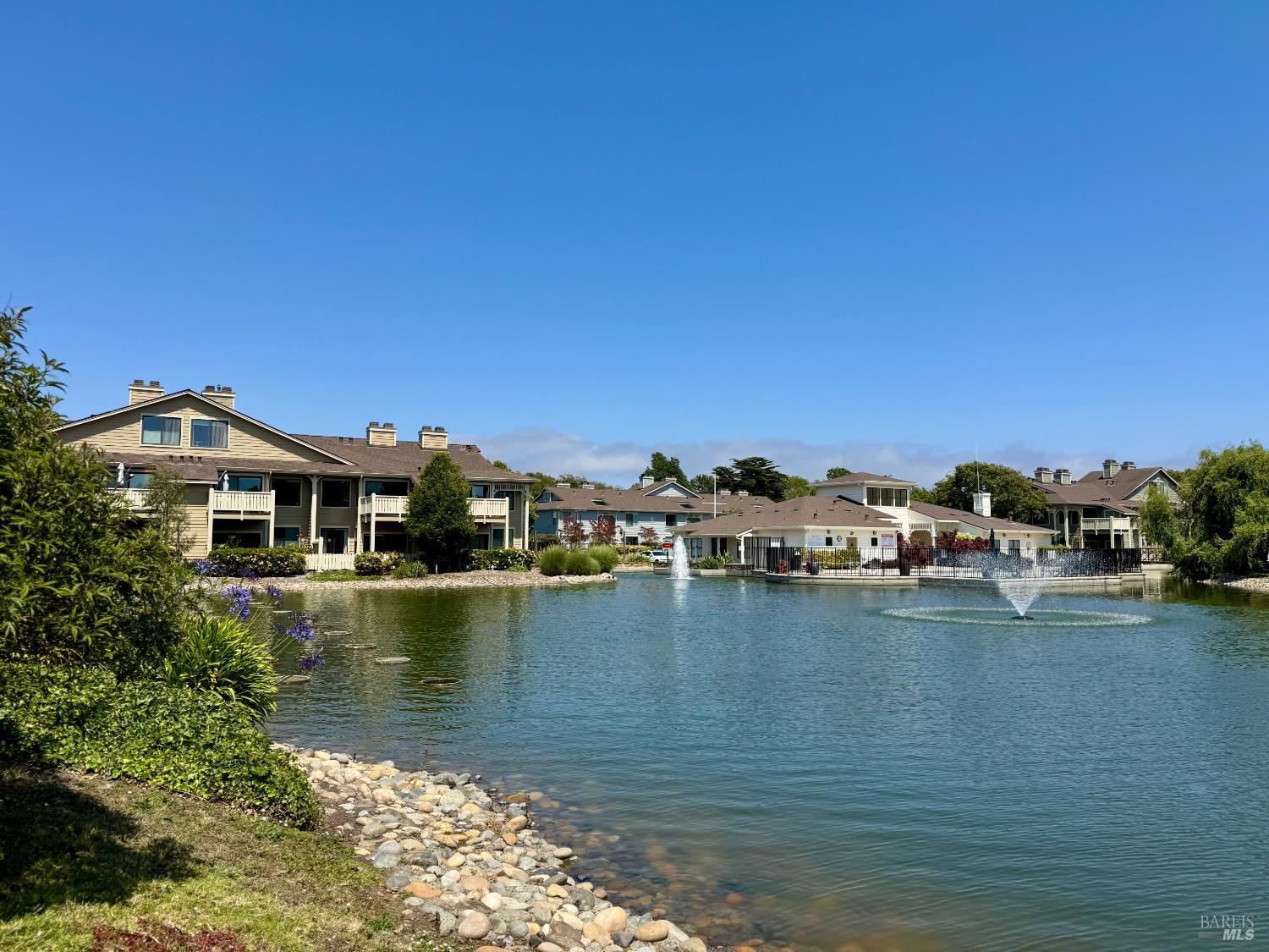 235 Shoreline Ct