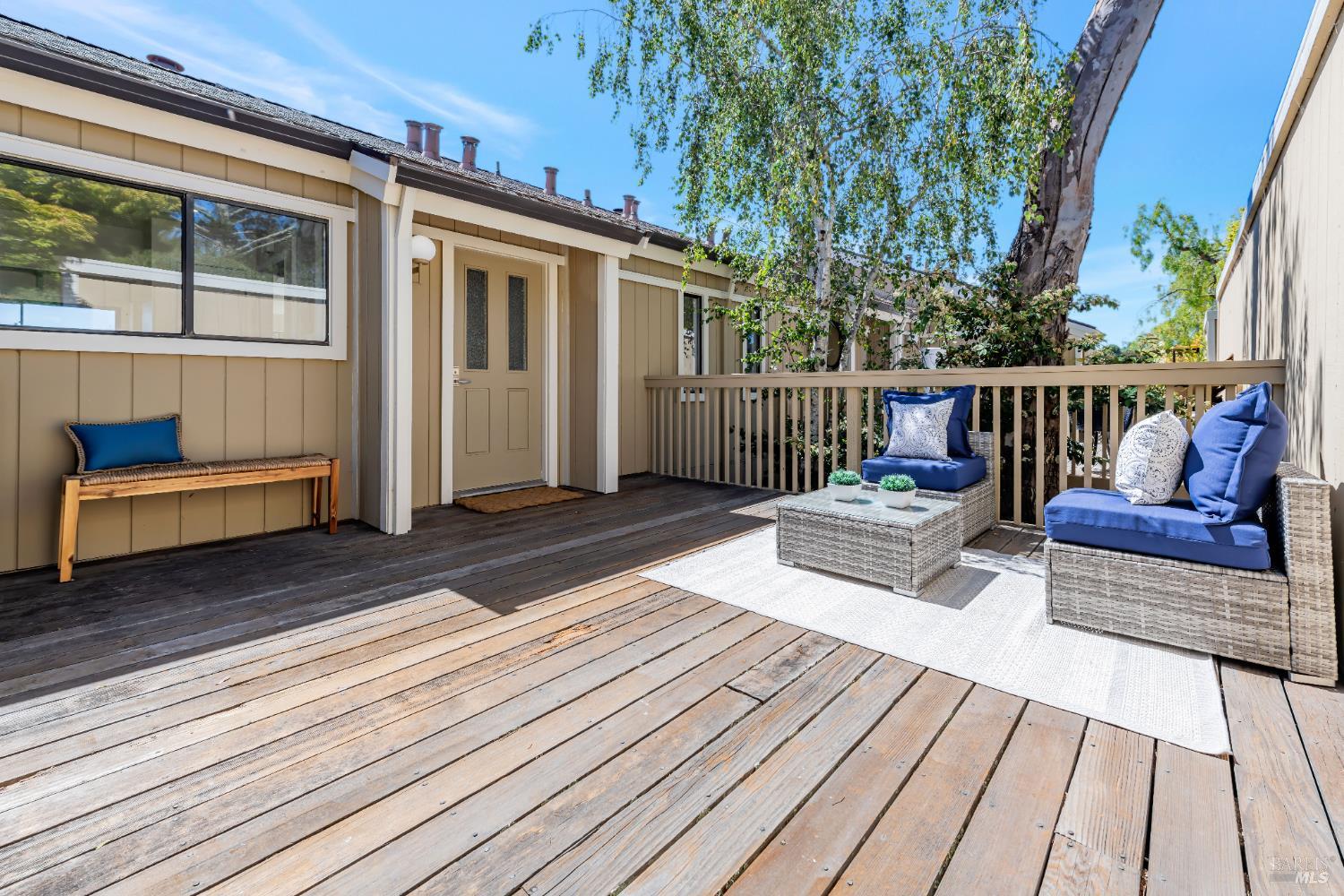 10 Dickens Ct