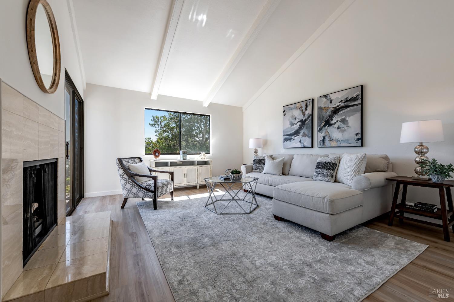 10 Dickens Ct