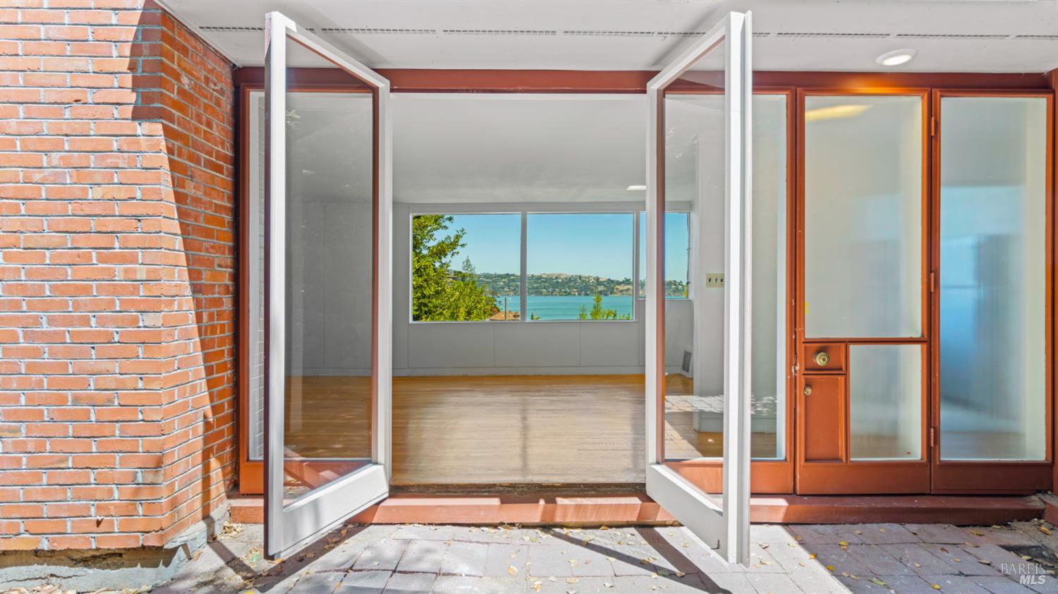 16-18 Sausalito Blvd