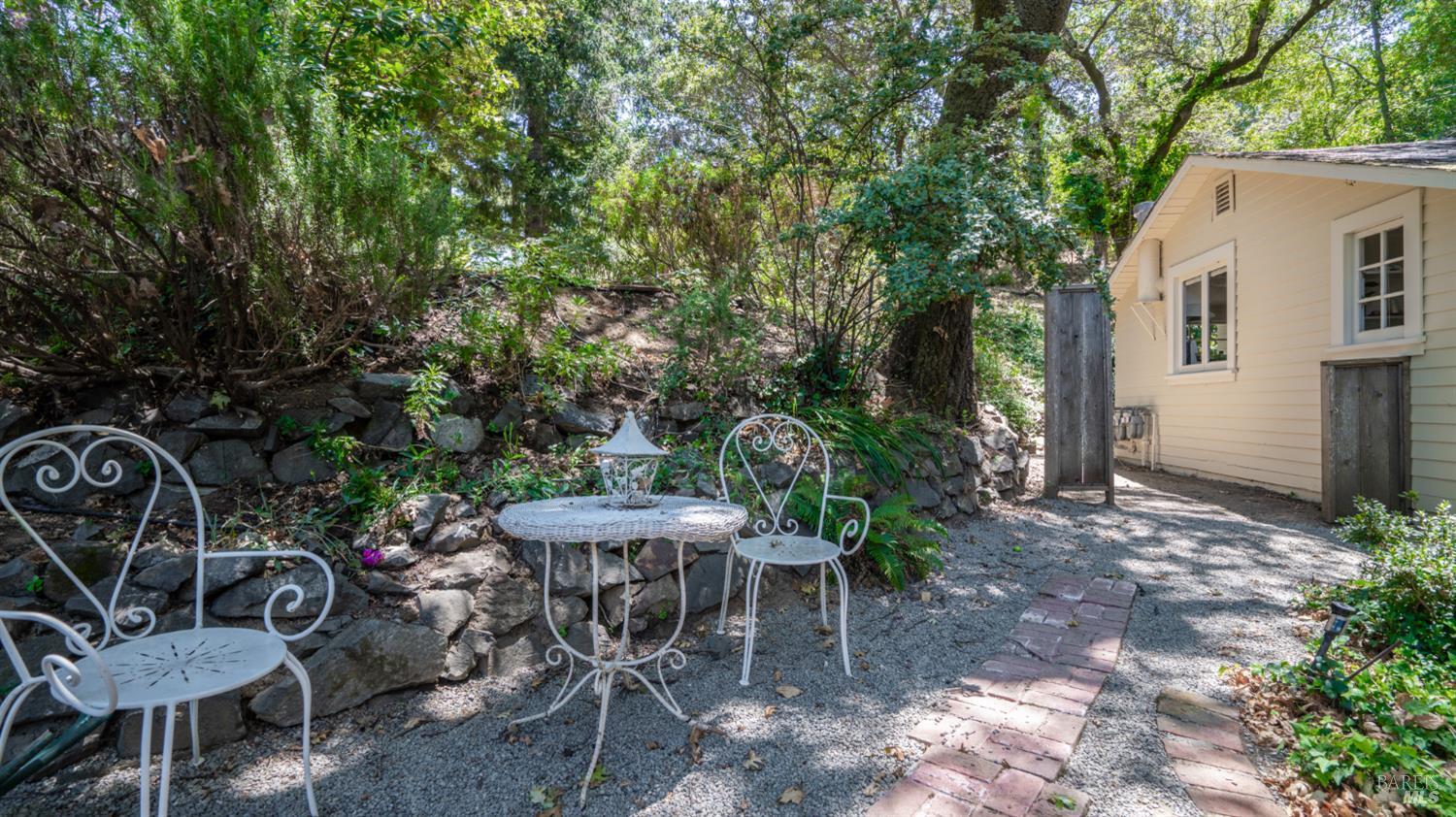 405 Redwood Rd