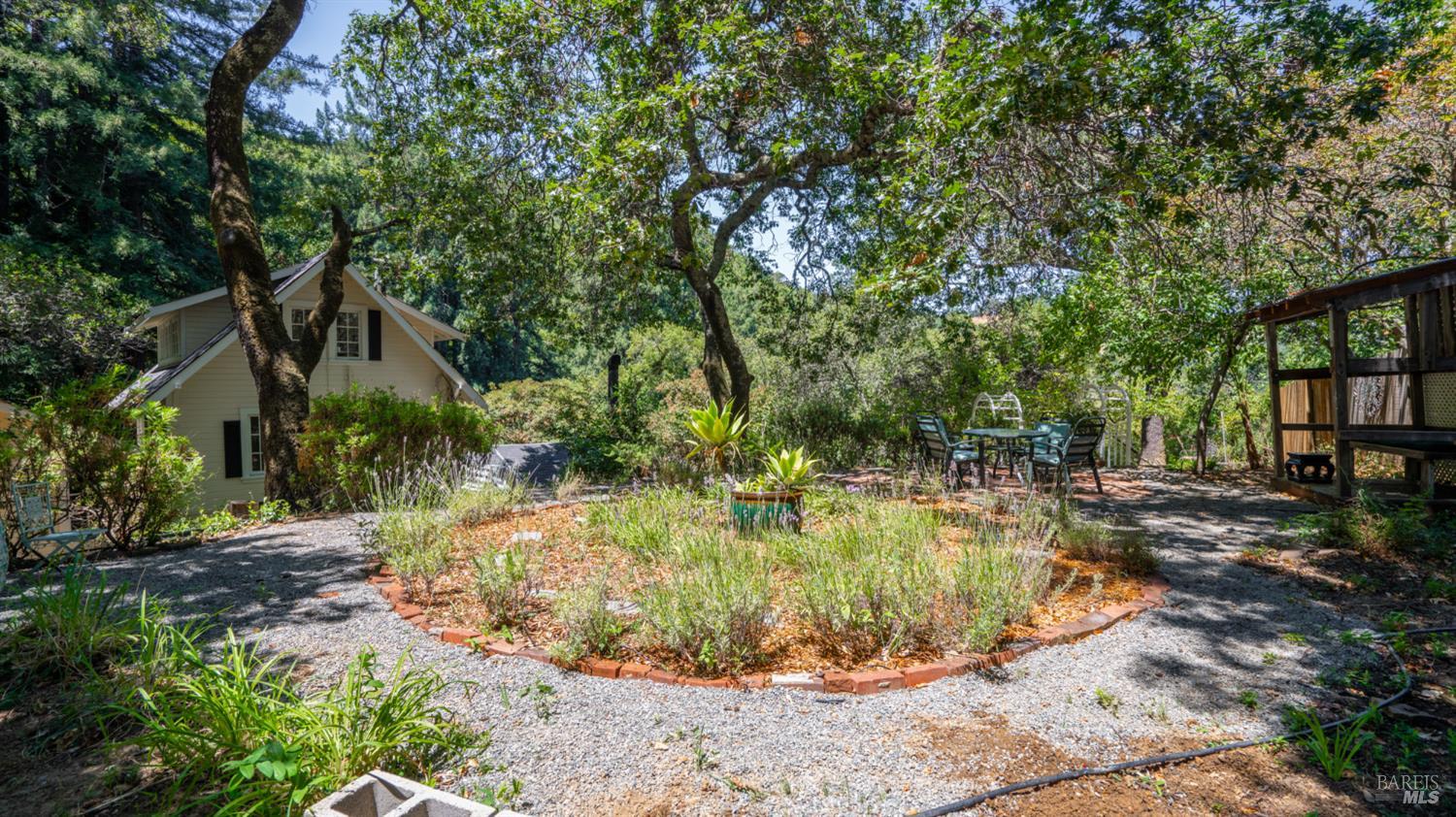 405 Redwood Rd