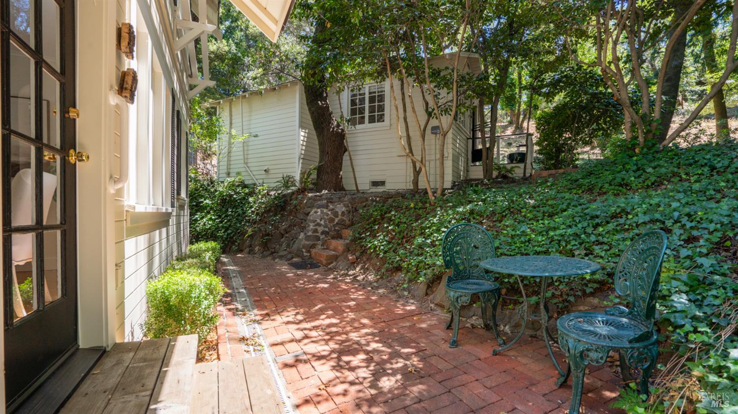 405 Redwood Rd