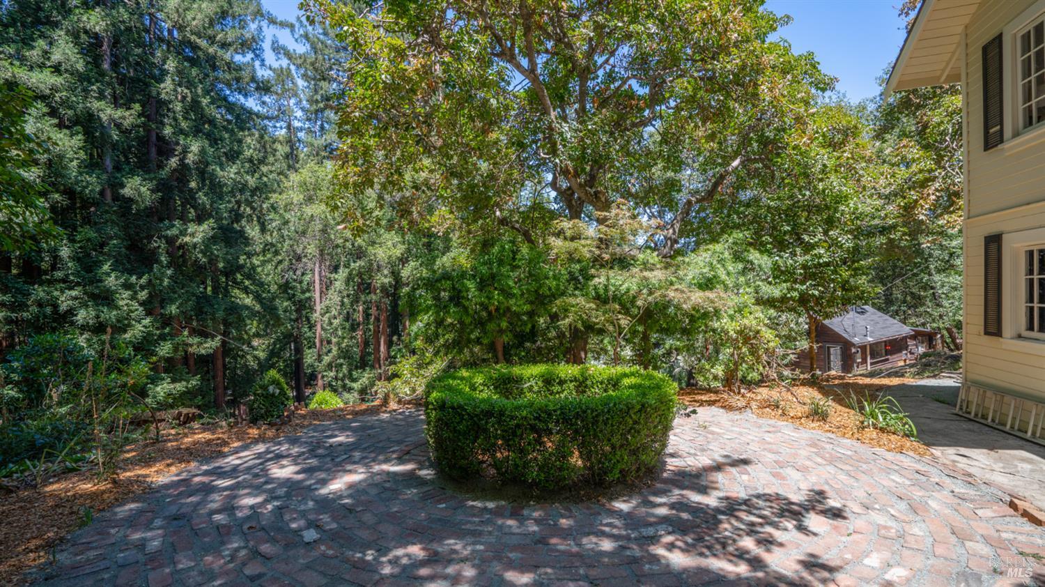 405 Redwood Rd