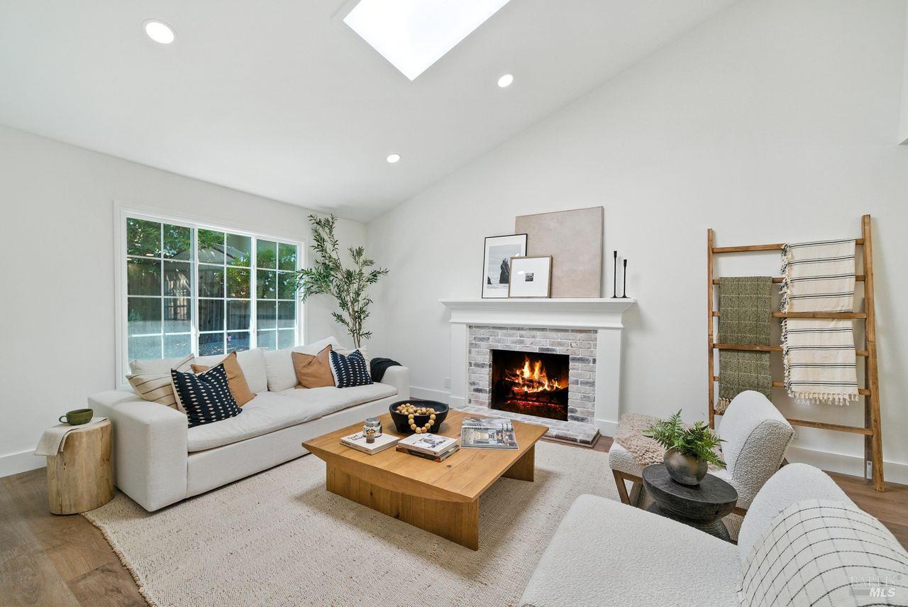 1706 Las Gallinas Ave