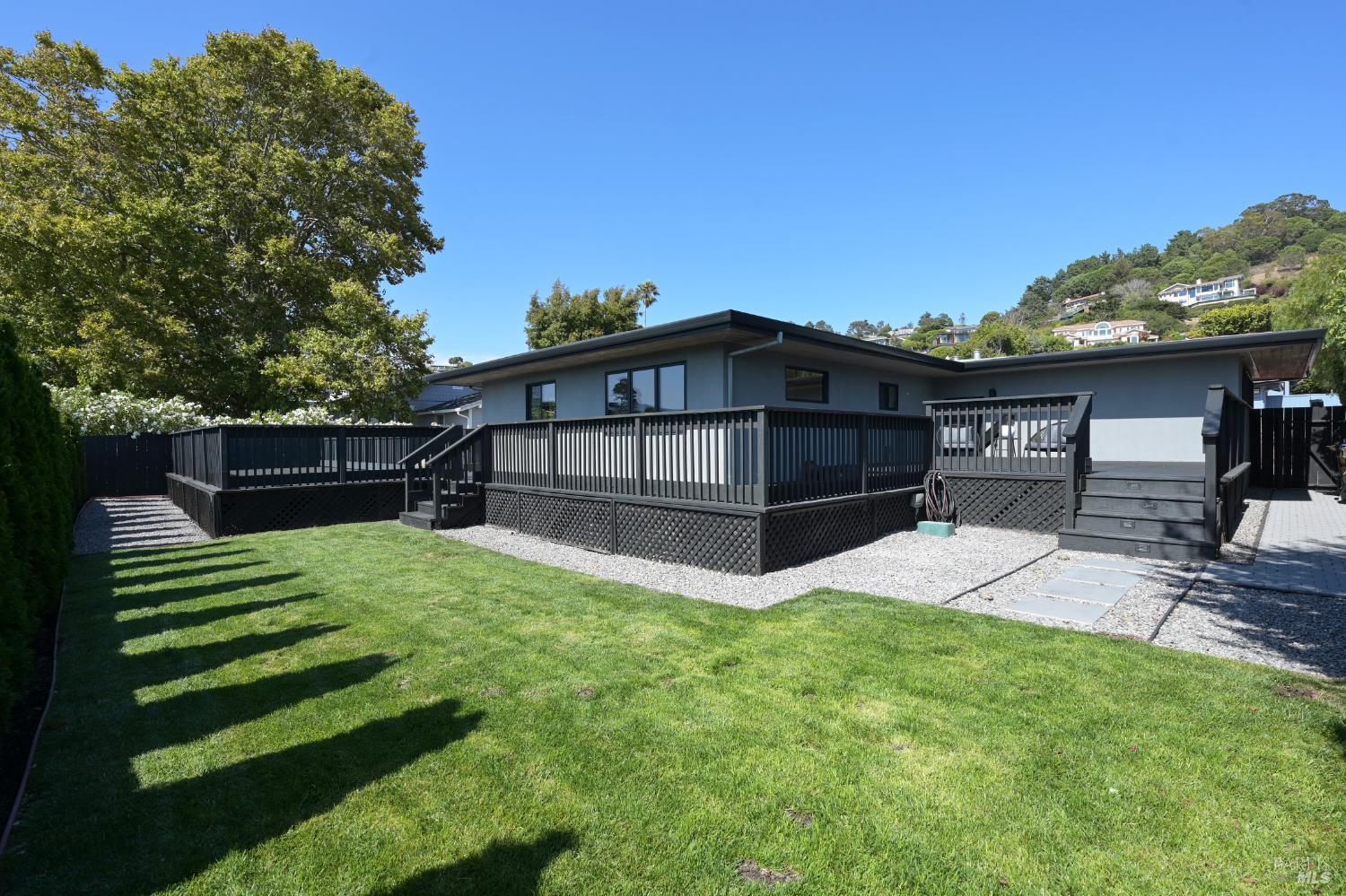 696 Hawthorne Dr