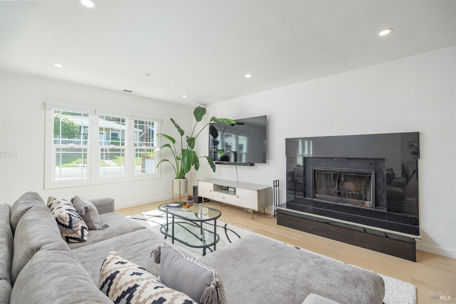 35 Hillview Ave