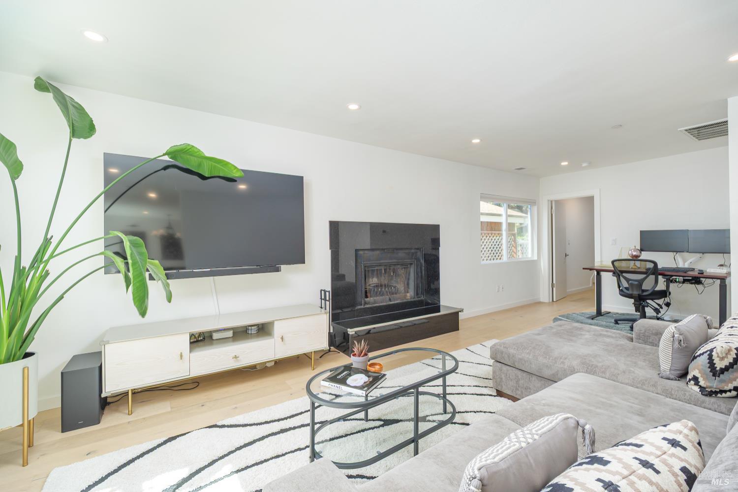 35 Hillview Ave