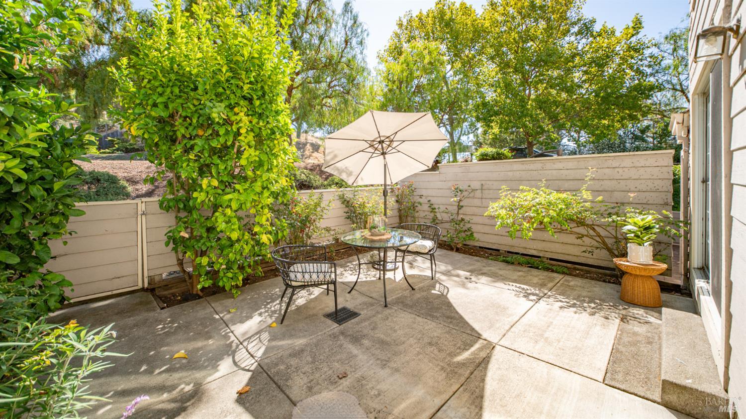 4 Bridle Path Ln