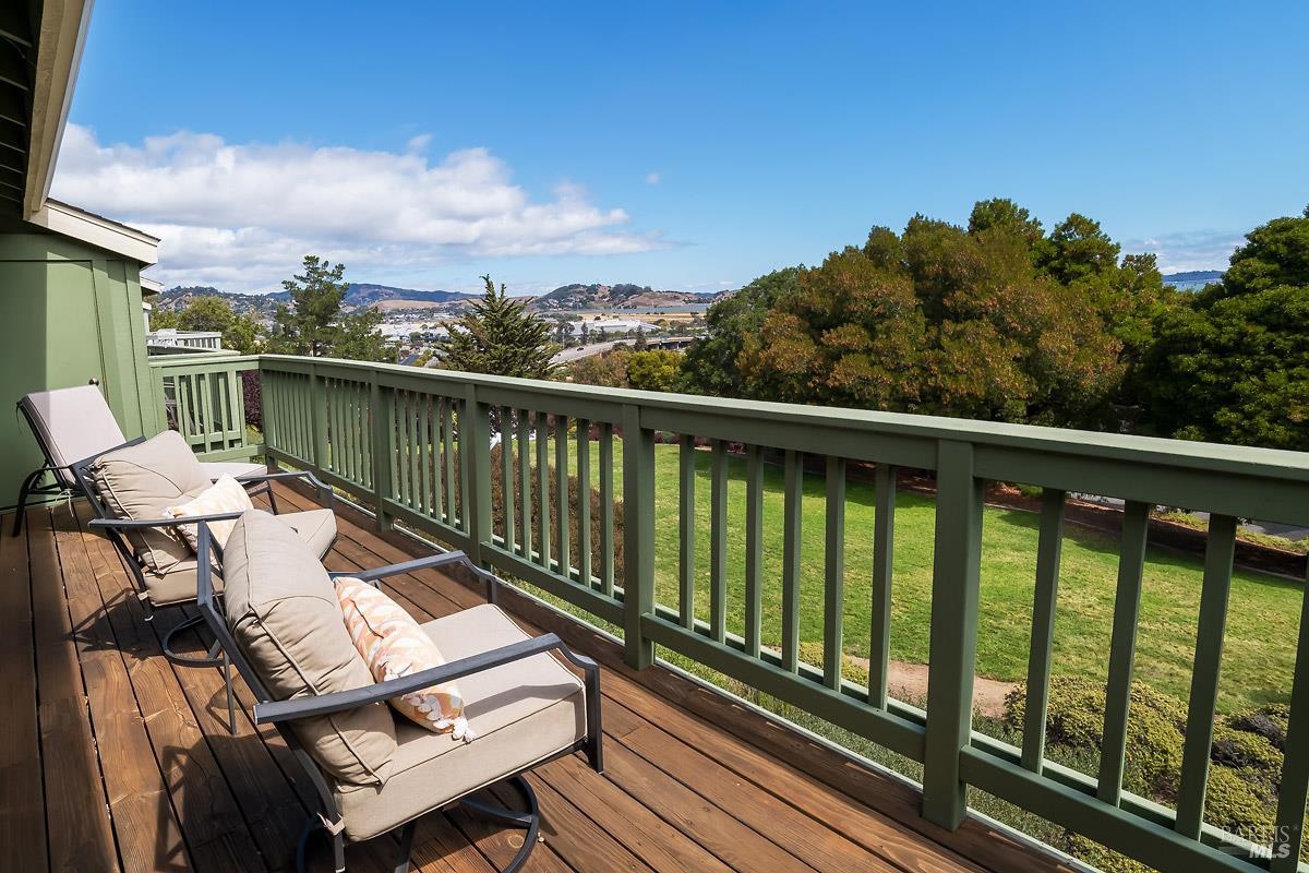 30 Toyon Ct
