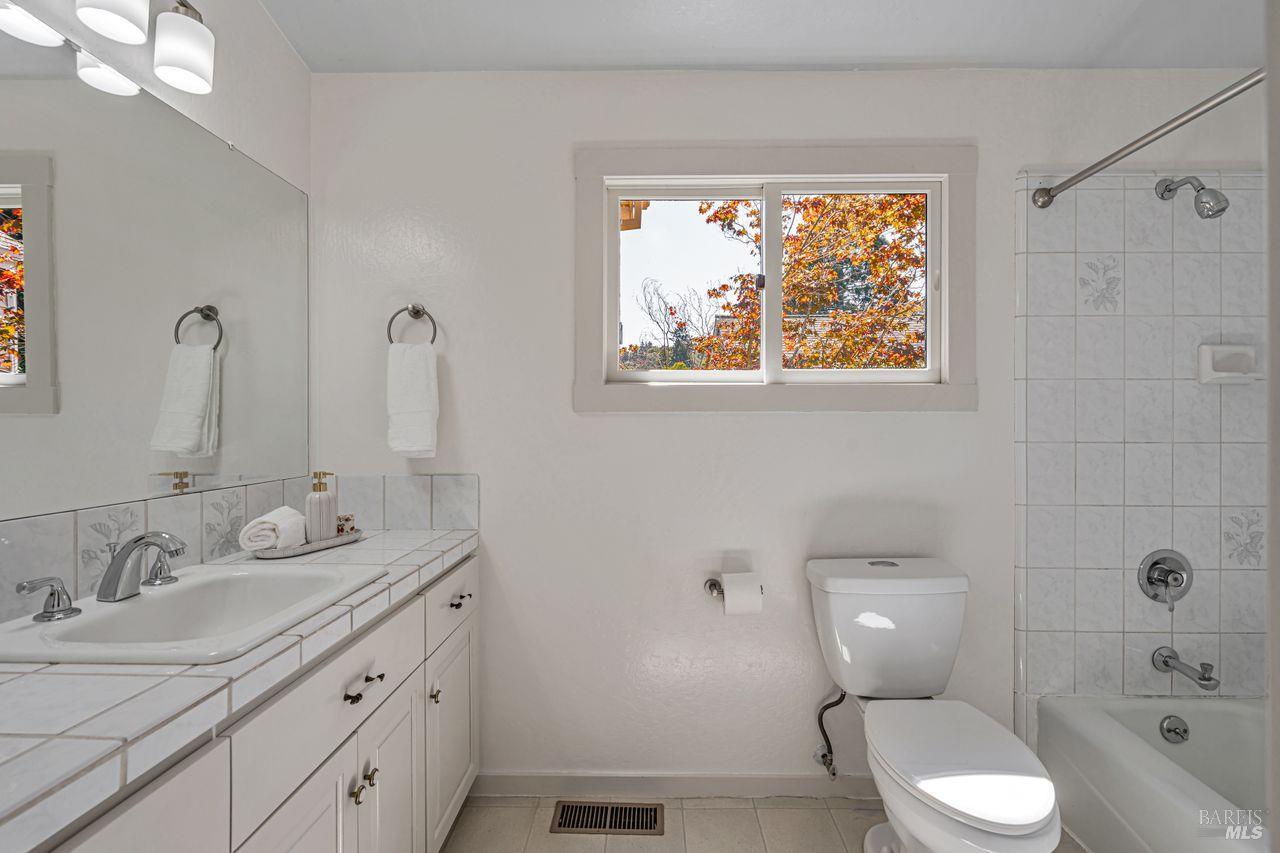 105 Bayview St