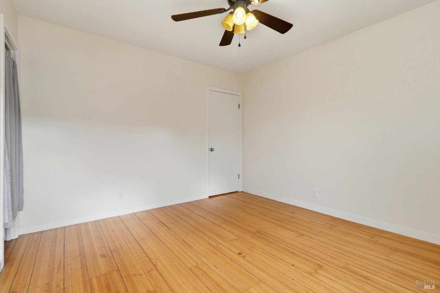 998 Simmons Ln