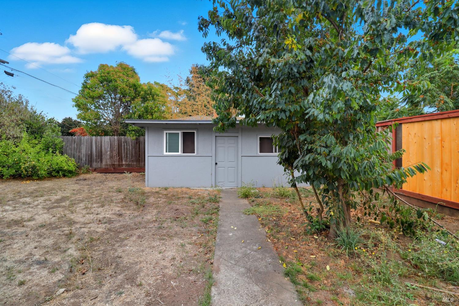 998 Simmons Ln