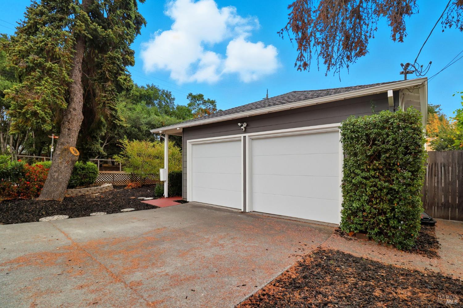 998 Simmons Ln