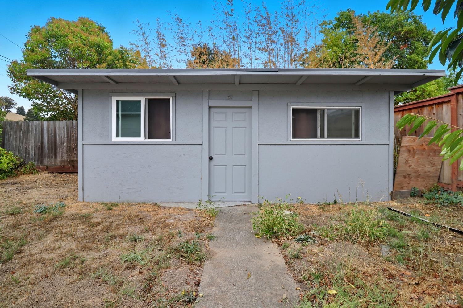 998 Simmons Ln